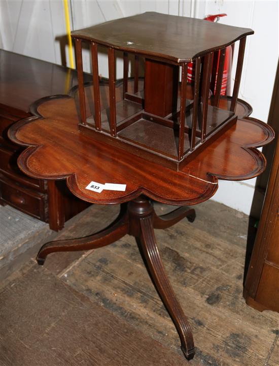 Mahogany piecrust tripod table(-)